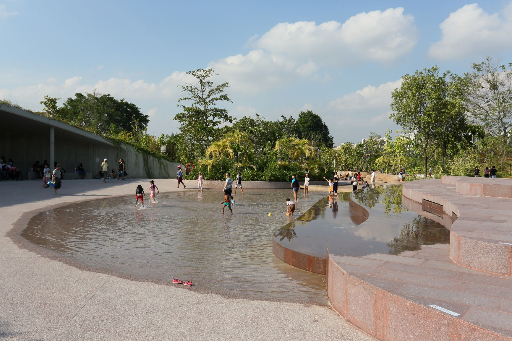 Children enjoying Clusia Cove's educational water playground, featuring tidal patterns, surface ripples, and a water recycling system.